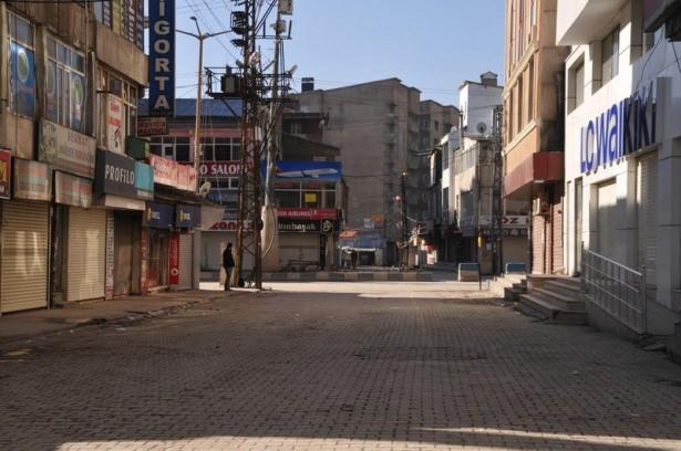 <p>HAKKARİ Valiliği'nin sokağa çıkma yasağı ilan ettiği Yüksekova İlçesi'nde polis, hendek kapatma ve barikat kaldırma operasyonu yaptı. </p>