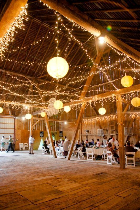 <p>Sonbahar da yapılabilecek düğün konseptlerinde, yağmurlu ve serin hava nedeniyle geneli kapalı mekanları tercih ederken ışıklandırmanın da önemi artıyor. </p>
