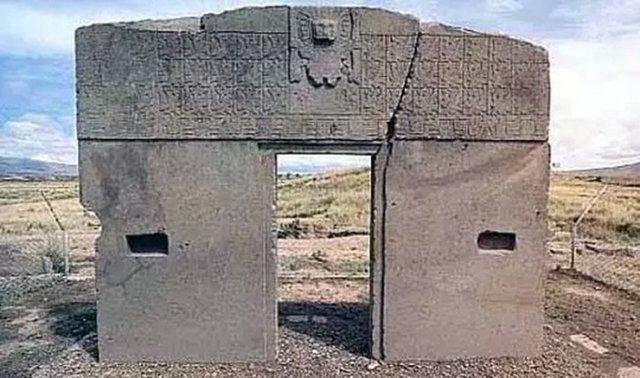 <p>THE GATE OF THE SUN <br />
Üzerinde Astroloji ve astronomi ile ilgili gravürler bulunan Stonehenge benzeri bu yapı Bolivya'da bulunmaktadır.</p>

<p> </p>
