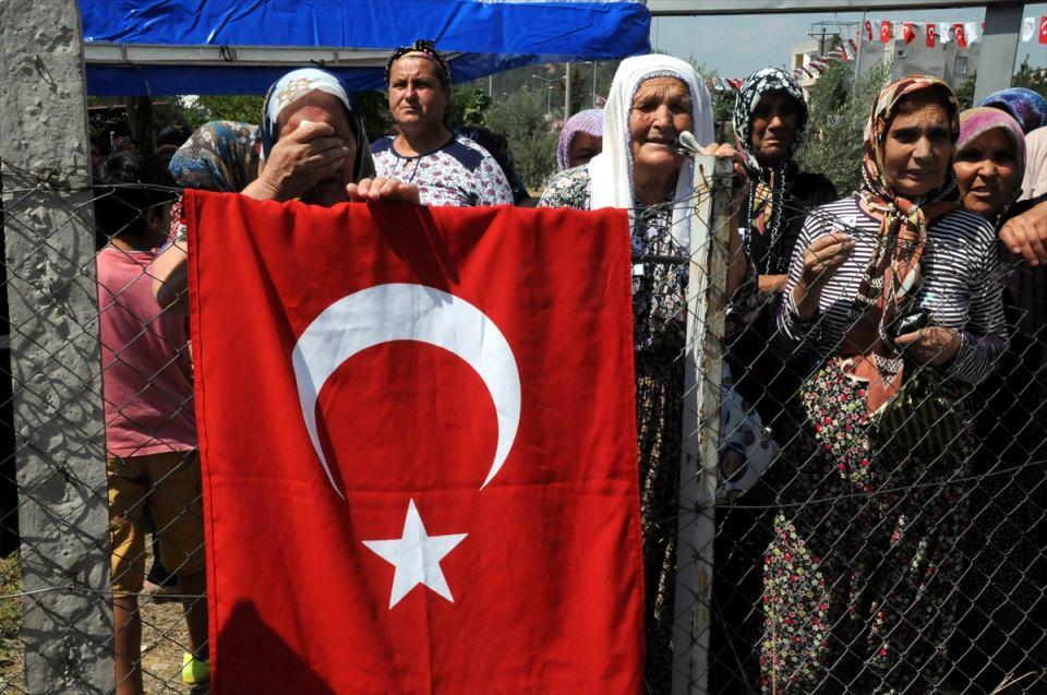 <p>Van'ın Çaldıran ilçesinin Tendürek Dağı bölgesinde güvenlik güçlerince yürütülen operasyonlarda, terör örgütü PKK militanları ile çıkan çatışmada şehit düşen Astsubay Üstçavuş Suat Petek'in (36) cenazesi, memleketi Osmaniye'nin Kadirli ilçesinde toprağa verildi. Törende, şehidin annesi Elif (sol 2) ve kardeşi Oğuzhan (sağ 2) Helvacı'yı yakınları teskin etmeye çalıştı.</p>