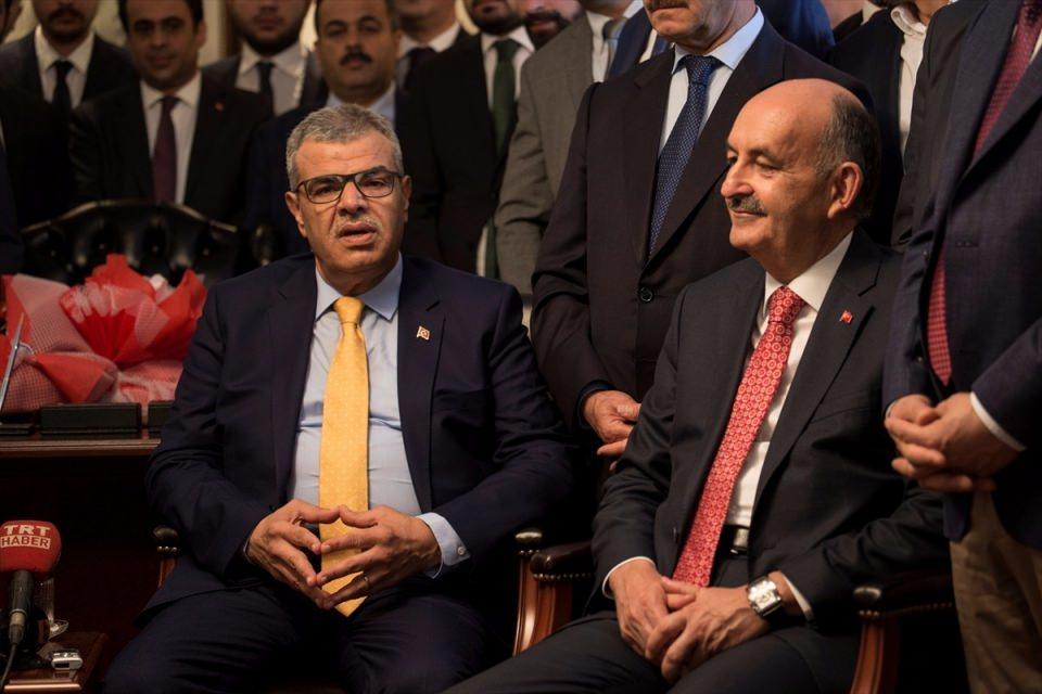 <p> Eski Çalışma ve Sosyal Güvenlik Bakanı Mehmet Müezzinoğlu da devir teslim töreninde yeraldı.</p>
<p> </p>