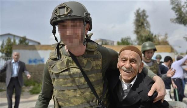 <p>Kendilerini terör batağından kurtaran güvenlik güçlerine sarılarak sevgi gösterisinde bulunan vatandaşlar, asker ve polislere tek tek teşekkür etti.</p>
<p> </p>