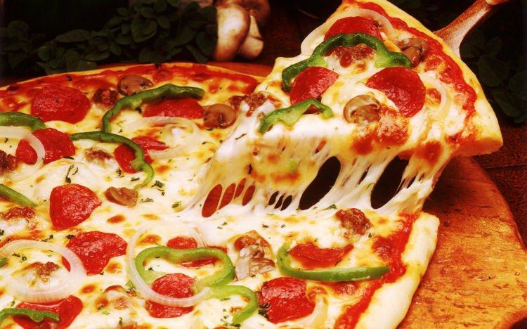 <p>1- Pizza, sağlıklı malzemeler kullanılarak iyi bir şekilde pişirilmeli.</p>
