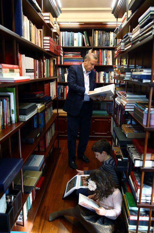 <p>Erdoğan ve Güler sohbet sırasında Güler'in, konuttaki kütüphanede bulunan bazı kitaplarını inceledi.</p>

<p> </p>
