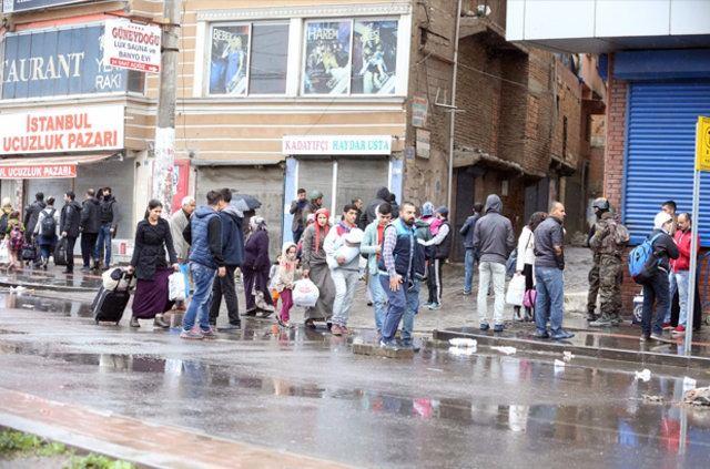 <p>Kentin en işlek geçiş noktalarından Koşuyolu Caddesi de sokağa çıkma yasağı kapsamında olduğu için araç ve yaya trafiğine kapatıldı.</p>
<p> </p>