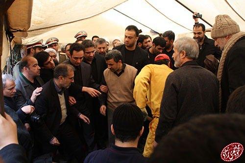 <p>&Ccedil;arşamba g&uuml;n&uuml; vefat eden Ahmedinejad&rsquo;ın annesi, d&uuml;n toprağa verildi. Yapılan cenaze t&ouml;reninde duygulu anlar yaşayan Ahmedinejad, zaman zaman g&ouml;z yaşlarını tutamadı.</p>

