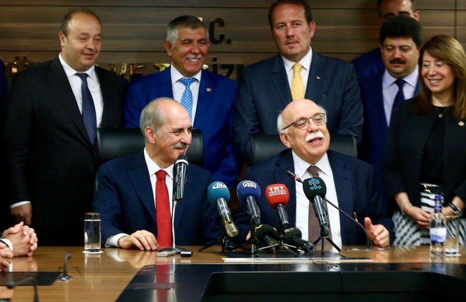 <p>Kültür ve Turizm Bakanlığı'na atanan Numan Kurtulmuş, görevi Nabi Avcı'dan devraldı.</p>
<p> </p>