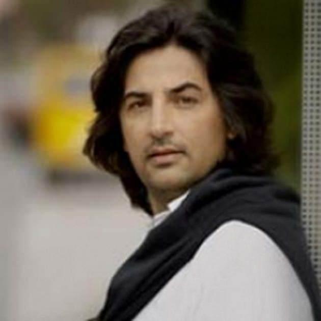 <p>Çelik: İTÜ Sosyal Bilimler Enstitüsü mezunu. Halen İTÜ'de "Sanatta Yaratıcılık" konusunda doktora tezini hazırlıyor.</p>
