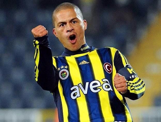<p><strong>ALEX DE SOUZA</strong></p>

<p>Fenerbahçe'de uzun yıllar forma giyen Brezilyalı futbolcu Alex'in totemi en bilinenlerden. Alex, maça çıkmadan önce sol ayağının üstünde üç kere sekiyordu.</p>
