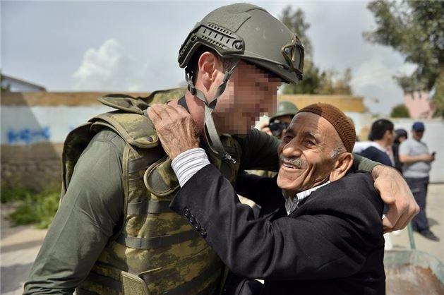 <p>Kendilerini terör batağından kurtaran güvenlik güçlerine sarılarak sevgi gösterisinde bulunan vatandaşlar, asker ve polislere tek tek teşekkür etti.</p>
<p> </p>