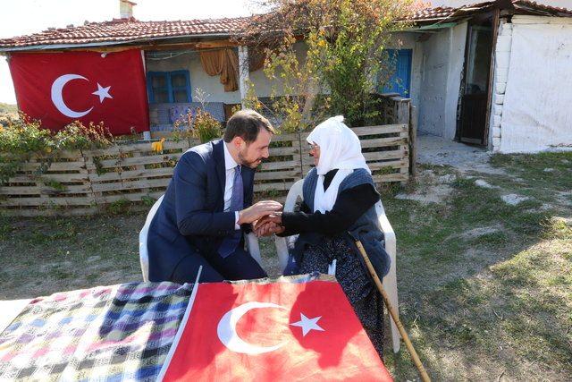<p>Oğlu Durmuş Uslu ile yaşayan ve elindeki Türk bayrağıyla kendisini karşılayan Hesna ninenin elini öpen Albayrak, yaşlı kadınla bir süre sohbet etti.</p>
<p> </p>