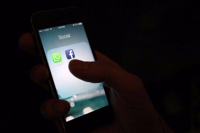 <p>Siri desteğinin gelmesiyle artık Whatsapp'ta mesajları Siri size sesli okuyacak veya Whatsapp üzerinden bir arkadaşınızı aramanız mümkün olacak. WhatsApp’a geçtiğimiz günlerde eklenen bir diğer yenilik sesli arama özelliğini geliştirmeye yönelik. Artık WhatsApp aramalarında yanıt alınmadığında ya da arama reddedildiğinde ekranda “Geri ara” uyarısı beliriyor.</p>

