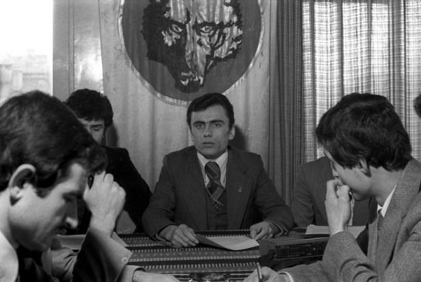 <p>Ülkü Ocakları Derneği Başkanı Yazıcıoğlu, 27 Ocak 1978'de basın toplantısında konuşurken... </p>