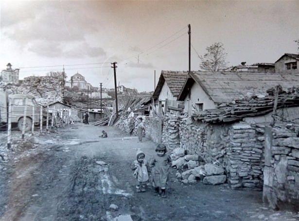 <p>Küçük Langa üstlerinden çekilen fotoğrafta Cerrahpaşa Camii görünüyor. 1960'lar<br />
</p>