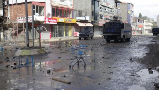 <p>IŞİD'in Kobani'de saldıralarını arttırmasının bahane bilenler Türkiye'de ortalığı birbirine kattı. Polise taş ve sopalarla saldırdılar. <br />
<br />
<em><strong>AĞRI</strong></em></p>
<p> </p>