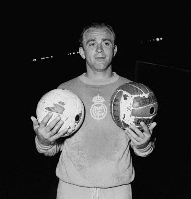 <p><strong>ALFREDO DI STEFANO</strong><br />
<br />
Yine bir Arjantinli, yine unutulmaz bir 9 numara. 2014 yılında aramızdan ayrılan di Stefano, 1953-1964 yılları arasında 11 yıl Real Madrid forması giydi. Arjantin Milli Takımı formasıyla uluslararası kariyerine başlayan Stefano, daha sonra İspanyol Milli Takımı'na geçti ve 31 maçta 23 gol atmayı başardı. </p>
<p> </p>