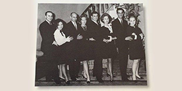 <p>Koç ailesinin çocukları eşleriyle birlikte. (Soldan sağa) Doğan Gönül- Sevgi Gönül, Nusret Arsel-Semahat Arsel, Rahmi koç-Çiğdem Koç, İnan Kıraç-Suna kıraç. Yıl 1968</p>
<p> </p>