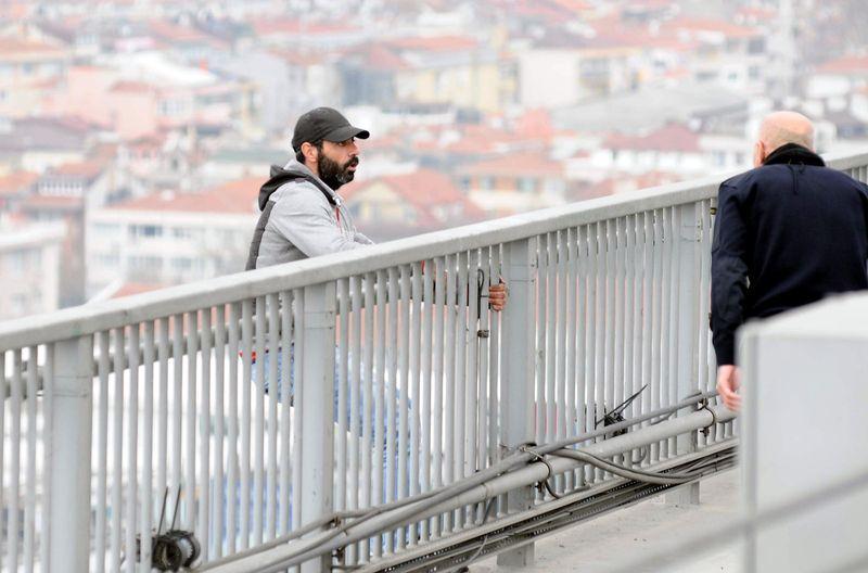 <p>Cumhurbaşkanı Recep Tayyip Erdoğan, Boğaziçi köprüsünden geçtiği sırada çocuklarını göremediği gerekçesiyle intihar etmek isteyen bir vatandaşı bu girişiminden vazgeçirerek gerekli işlemlerin yapılması için yetkililere talimat verdi</p>
