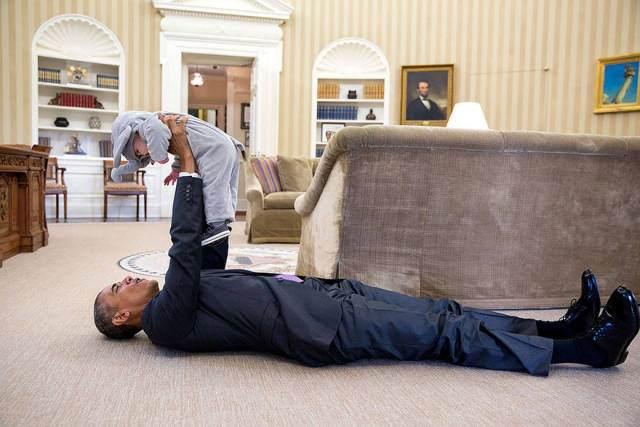 <p>Amerika Birleşik Devletleri'ne iki dönem başkanlık yapan Barack Obama 8 yıllık görevinin sonuna gelmek üzere. <br />
<br />
<em><strong>Başkan Obama'nın çocukları çok sevdiği biliniyor. Beyaz Saray Ulusal Güvenlik Danışmanı Ben Rhodes'un kızı Ella Rhodes'u Oval Ofis'te sevdiği bu fotoğraf unutulmazlar arasında.</strong></em></p>

<p> </p>

