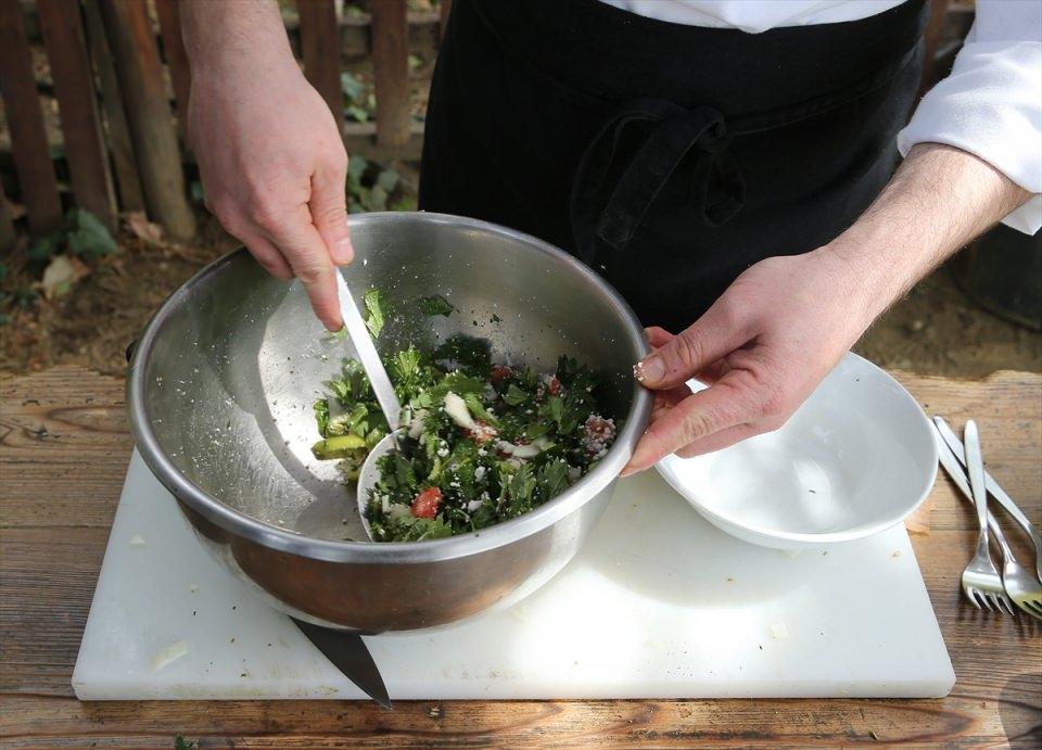 <p>İzmir'in Tire ilçesinden yöresel ot yemekleri sunan bir restoranın işletmecisi ve ikinci kuşak şefi Serkan Çakır da ilçenin son zamanlarda gastronomi dünyasında ot yemekleri ile tanınan yer haline geldiğini söyledi.</p>

<p> </p>
