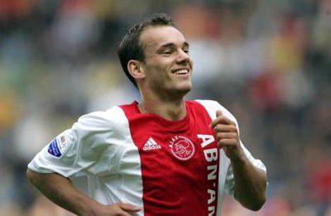 <p>Galatasaray'a 20 Aralık 2013'te geçen ve başarılı performansını burada da devam ettiren Sneijder, kariyeri boyunca oynadığı 492 karşılaşmada 128 gol ve 118 asistlik bir performans sergilerken, milli takım formasıyla da 26 gol kaydetti. 29 yaşındaki yıldız oyuncu, UEFA tarafından 2009-10 sezonunun en iyi orta saha oyuncusu seçilirken, 2010'da FIFA'nın en iyi üç orta saha oyuncusu arasında gösterildi.</p>