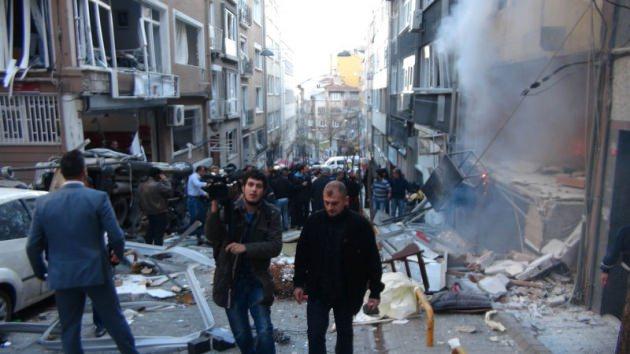 <p>Taksim'de Kazancı yokuşunda patlama meydana geldi. Gelen ilk bilgilere göre patlamada yaralanalar olduğu ifade ediliyor. Patlamanın nedeni ise tüp ya da doğalgaz olduğu sanılıyor.</p>