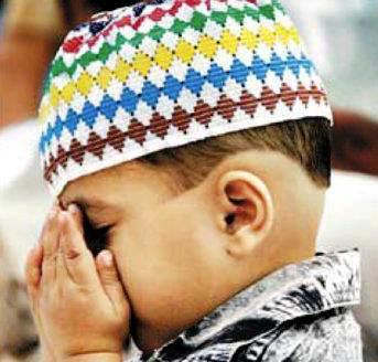 <p>Peygamber Efendimiz’e (sas) salât ü selâmlar getirilmeli.</p>