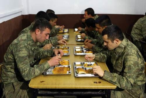 <p>Türkiye'nin en yüksek ikinci zirvesi olan Cilo Dağı'nın Ulu Doruk Tepesi'nin sorumluluk bölgelerinde bulunduğunu belirten Çetin, arazinin genelinin de sarp ve yüksek dağlardan oluştuğunu dile getirdi.</p>