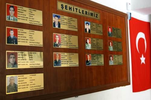 <p>Çetin, taburda görev yapan erinden en yüksek rütbeli komutanına kadar aile bütünlüğü içerisinde olduklarını vurgulayarak, "24 saat onlarla olmak, onlarla aynı sevinci, tasayı, kıvancı paylaşmaktan son derece mutluyuz. Bütün personelimizin moral ve motivasyonu en üst düzeydedir. Bunu Türkiye'ye gururla söyleyebilirim" diye konuştu.</p>
