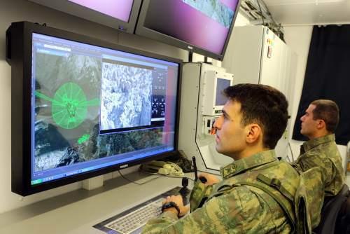 <p>Son teknoloji silah ve teçhizat</p>
<p>Modüler Birlik/Geçici Üs Bölgesi Sistem İşletim Merkezindeki faaliyetlerle ilgili bilgi veren Teğmen Alper As ise merkezde kurulu ekranlara bölgede konuşlu termal kamera ve algılayıcılardan her türlü hava koşulunda 24 saat görüntü aktarıldığını ifade etti.</p>