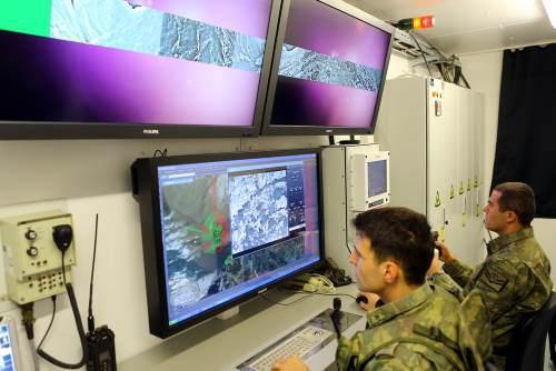 <p>Son teknoloji tesisatla bölgedeki olası tehditleri tespit etme imkanına sahip olduklarını anlatan As, şöyle konuştu: "Tespit ettiğimiz tehditleri otomatik olarak atış altına alabilmekteyiz. Bulunduğumuz nokta havan ve roket atışlarına karşı korunaklıdır. Burada bulunan personel ve birlik komutanı, hiçbir etkiye maruz kalmadan birliğini sevk ve idare edebilir. Ayrıca burada bulunan son teknoloji silahların haricinde dışarıda birliğimizde görmüş olduğunuz tank, zırlı araç ve top gibi silahlarımızla da tespit etmiş olduğumuz hedefleri ateş altına alabilmekteyiz. Hatta ihtiyaç halinde taarruz helikopterlerimiz ve savaş uçaklarımızla istediğimiz noktayı, istediğimiz zaman gece gündüz fark etmeksizin ateş altına alabiliriz."</p>