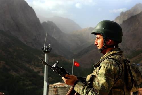 <p>Gün içinde nöbet tutup yaşamlarının idamesi için gerekli olan her şeyi eksiksiz yerine getirdiklerine işaret eden Kızıl, "Ailemizle ancak izinlerde yüz yüze görüşebiliyoruz. Ama serbest zamanlarımızda telefonla görüşüp onlarla hasret gidermeye çalışıyoruz. Buradan aileme ve nişanlıma selam gönderiyorum. Benim için endişelenmesinler, ben burada çok rahatım" dedi.</p>