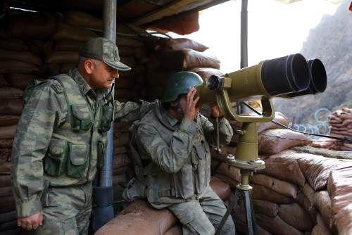 <p>Mardinli Er Mesut Aslan ise 3 ay önce Yeşiltaş'a geldiğini ve komutanlarının sıcak ilgisiyle karşılaştığını vurgulayarak, şunları söyledi: "Komutanlarımız artık ailemiz gibi oldu. Ailem de Midyat'ta oturuyor. 1990'lı yıllarda teröre karşı dedem, babam, amcalarım ve tüm akrabalarım korucu olarak görev yaptı. O dönemlerde amcalarım, akrabalarım ve köylülerimden şehit düşenler oldu. Şimdi de ben burada teröre karşı görev yapıyorum. Herkes gibi ben de vatani görevimi yapıyorum. Çok mutlu ve gururluyum. Aileme ve arkadaşlarıma selam gönderiyorum."</p>