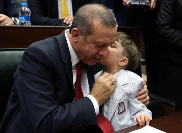 <p>Kütahya'dan gelen 5 buçuk yaşındaki Mustafa Can Kılıçkan, Erdoğan'a çiçek verdi ve yanaklarından öptü.</p>