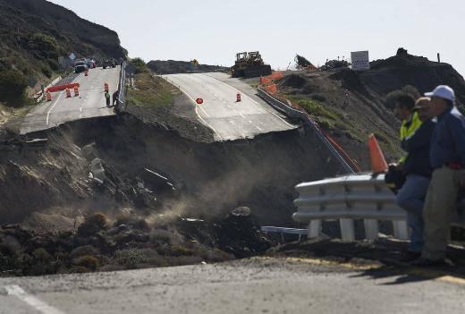Meksika Karayolları Dairesi'nden verilen bilgiye g&ouml;re, ABD sınırındaki Tijuana ile Ensenada liman kenti arasındaki sahil yolunda, bir dizi sarsıntı ve heyelanın ardından &ccedil;&ouml;kmeler meydana geldi.