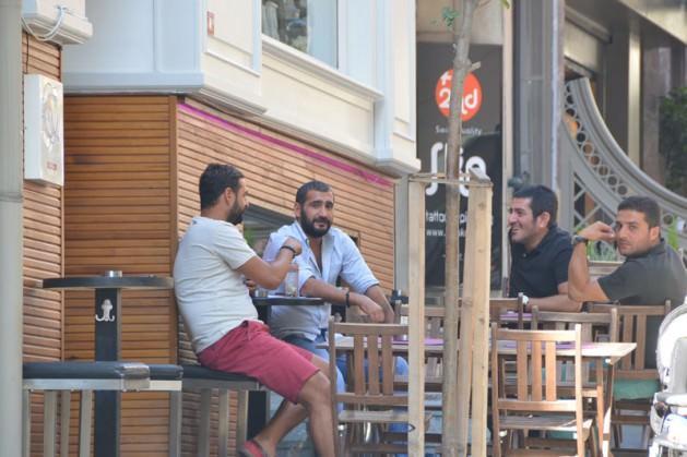 <p>Karan &ouml;nceki g&uuml;n Nişantaşı Atiye sokakta erkek erkeğe sohbet etti.</p>
<div class="kge fLeft">&nbsp;</div>