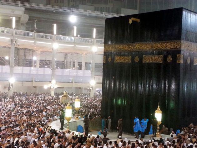 <p>Umre ziyareti i&ccedil;in Suudi Arabistan'ın Mekke şehrinde bulunan ve Kabe'de yatsı namazını kılan M&uuml;sl&uuml;manlar, aniden bastıran yağmura hazırlıksız yakalandı.</p>