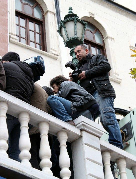 <p>Merkezi New York'ta bulunan Gazetecileri Koruma Komitesi 1992 yılından bu yana bin 40 gazetecinin yaşamını yitirdiğini a&ccedil;ıklarken, gazetecilik d&uuml;nyada tehlikeli meslekler arasında yer almayı s&uuml;rd&uuml;rd&uuml;.</p>