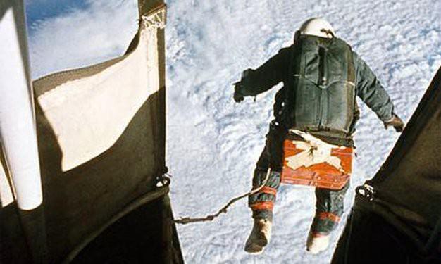 Bundan tam 52 Yıl önce 1960 yılında, Felix Baumgartner'ın kırmak istediği rekorun asıl sahibi Joseph Kittinger tam 31 kilometre yükseklikten, Dünya ile Uzay'ın kesişim noktasından Dünya'ya serbest dalış yaptı. Tam 13 dakika 45 saniye süren düşüşten sonra New Mexico'ya sağ salim indi. 