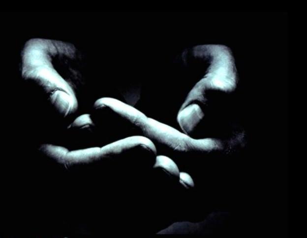<p><strong>EY TALİHSİZLERİN SIĞINAĞI, EY ÂCİZLERİN GÜÇ KAYNAĞI, EY DERTLİLERİN TABİBİ VE EY YOLDA KALMIŞLARIN YOL GÖSTERENİ!<br /></strong>Şu anda duygularımız derbeder, davranışlarımız ahenksiz, ruhlarımız kirli, ayaklarımız titrek, ellerimiz mefluç, çoğumuz itibarıyla ümitlerimiz sarsık, havalar boz-bulanık, mağripler hicranla tül tül, maşrıklar lütfuna kalmış... İşte böyle bir dağınıklık içinde Sana geldik. Böyle gelenlerin ilki değiliz, sonuncusu da olmayacağız. Rahmetin, bu garip pişmanların ümit kapısı, bizler de bu kapının önündeki liyakatsiz dilenciler. Şimdiye kadar gelip Senin kapında ihtiyaç izhar edenlerden boş dönen hiç olmamış; hiçbir kaçkın ve pişman da o kapıdan kovulmamıştır. O kapı Senin kapın, onun başkalarından farkı da her gelene affındır. Bizi hilm ü silminle güçlendir. Zalimlere de varlığını duyur.<br /><br /> </p>
