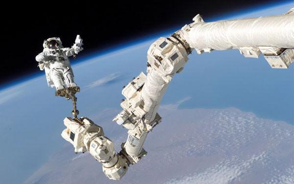 <p>15 ülkenin işbirliğiyle inşa edilen ve Alçak Dünya Yörüngesi’ne (ADY) yerleştirilmiş olan Uluslararası Uzay İstasyonu’nda çeşitli uzay araştırmaları ve incelemeler yapılıyor.</p>
