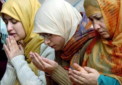 <p><span id="contextual">Dua edenlere cevap veren Sen, ızdırapları dindirip ihtiyaçları gideren Sen, devrilenleri kaldırıp doğrultan Sen, çatlayıp kırılanları sarıp-sarmalayıp tedavi eden de Sensin! Senden ayrı kalışımız ruhumuza renk attırdı; nefsânîlik ve gaflet, ibadetlerimizin mânâ ve özünü alıp götürdü; samimiyetsizlik dualarımızın kolunu-kanadını kırdı. Sinelerimiz bomboş, düşüncelerimiz tutarsız, kalbî ve ruhî hastalıklarımız bizi yere sermek üzere.. Var eden Sensin, yok eden de Sen; uzak tutan Sensin, yaklaştıran da Sen; Sen bizi biz etmeseydin biz bu duyduklarımızı duyamaz ve bize imanın neş'esini tattırmasaydın şu söylediklerimizi mırıldanamazdık. Verdiklerin vereceklerinin referansı; diliyor ve dileniyoruz, bize yakınlığını duyur ve benliğimizde Sana karşı yaklaşma heyecanları uyar.</span></p>