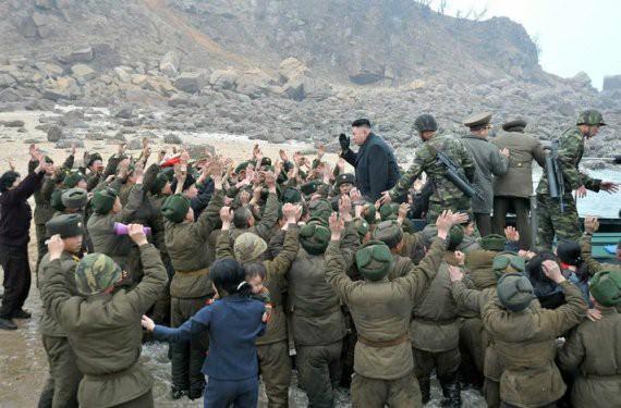 Güney Kore ile ABD'nin ortak tatbikatına karşı tatbikat başlatan Kuzey Kore lideri Kim Jong Un, ziyaret ettiği sınırdaki askerlerine seslendi.