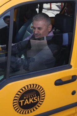   TRT Haber'de her hafta bir siyasinin taksicilik yaptığı Meclis Taksi'nin sürücü koltuğuna bu kez Ulaştırma Bakanı Binali Yıldırım oturdu.