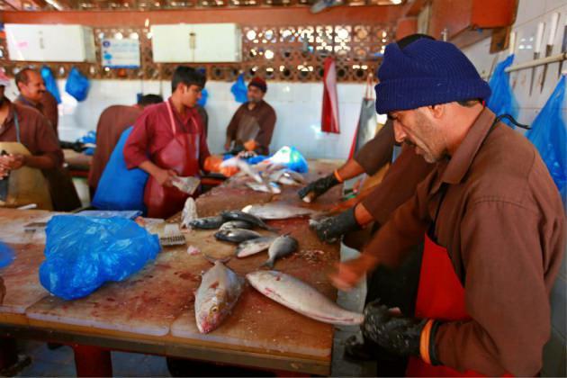 <p>İşte burası da Balık hali ve satın aldığınız balıkları istediğiniz gibi ayıklayıp temizleyen işçiler</p>