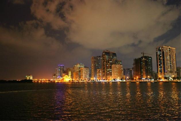 <p>Korniş bölgesinden Sharjah'ın gece görünümü</p>