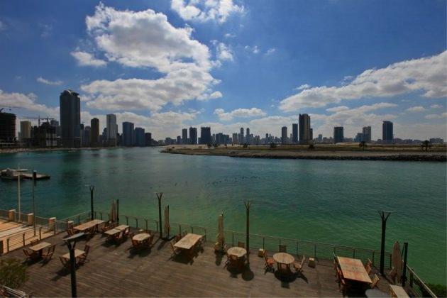 <p>Sharjah akvaryumunun çıkış kapısından şehrin bir görünümü</p>