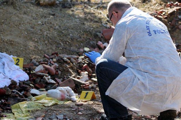 <p>Günün en acı haberi Mersin'den geldi. Ormanlık alan içinde bir haftalık olduğu tahmin edilen erkek bebek cesedi bulundu. Bebeğin uyku pozisyonundaki görüntüsü iç sızlattı.</p>