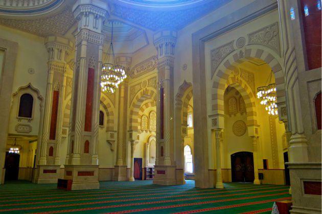 <p>Sharjah emiri Mohammed al Qasimi İstanbul'a geldiğinde Sultanahmed camiinden etkilenince, bir benzerini Sharjah'a yaptırmış. İşte Al Noor camisinin iç görünümü</p>