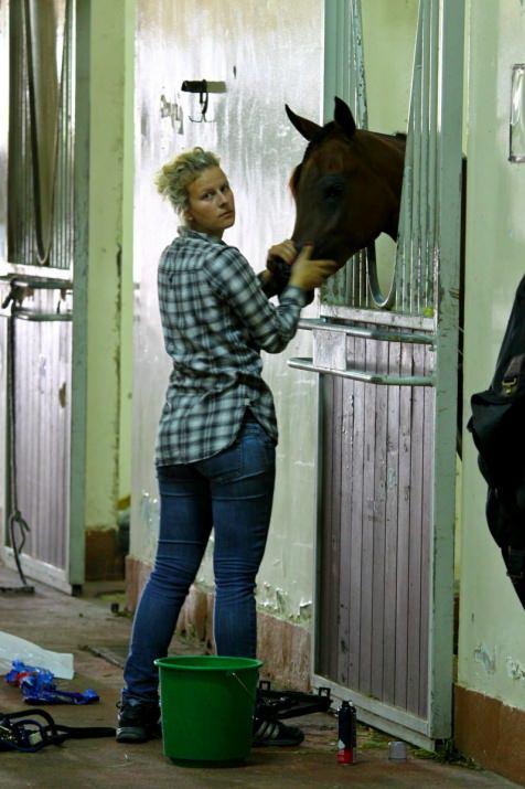 <p>Sharjah Equestrian Club'da sadece atlar eğitilmiyor aynı zamanda hasta atlara, karantina odalarında krem sürüp özel ilaç tedavileri de uygulanıyor</p>